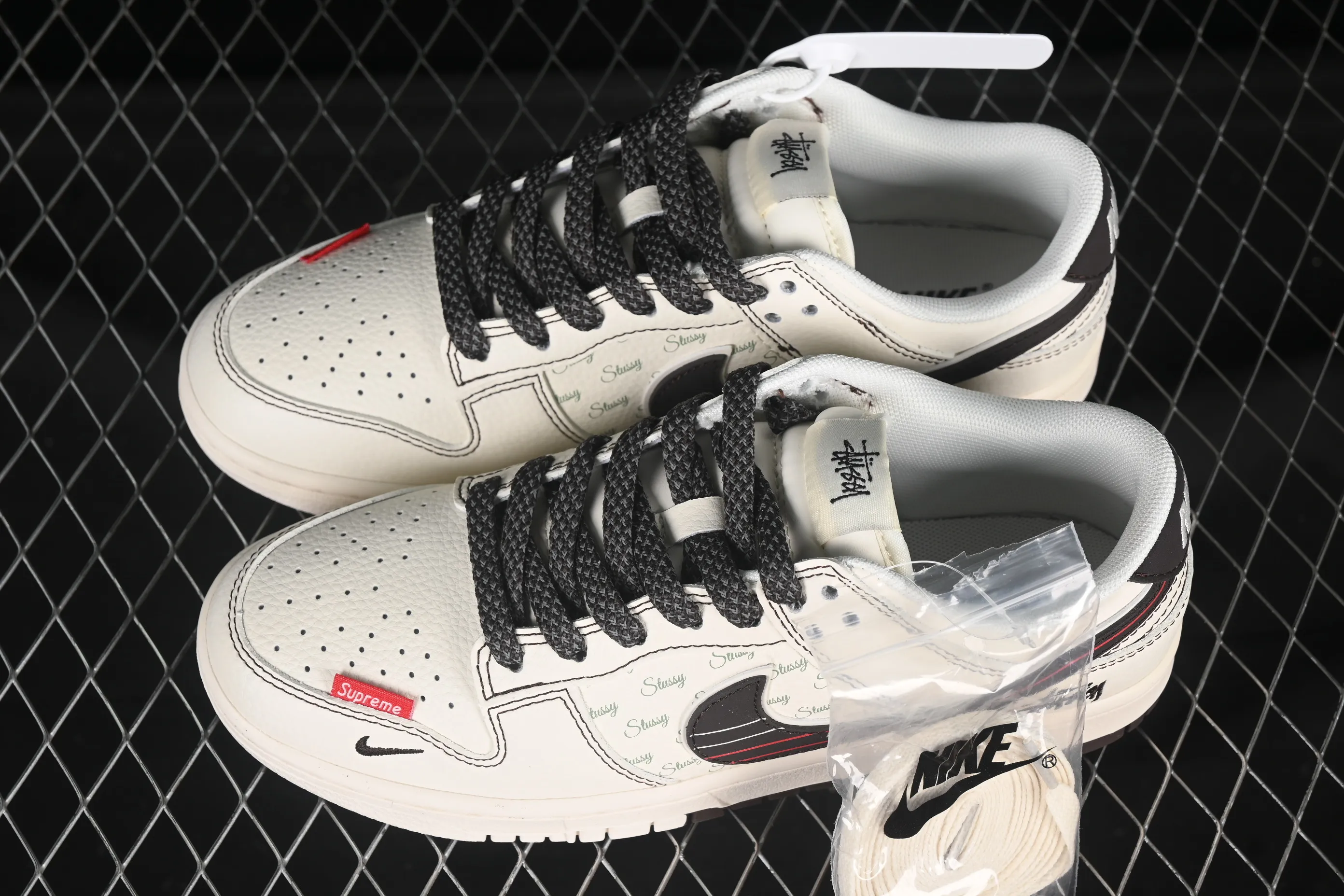 All categories Nk SB Dunk Series Nk SB Dunk Low High-end customized low-top sneakers Nike SB Dunk Low Stusi co-branded double spelled red line Anniversary high-end customized low-top casual sneakers XS6089-536